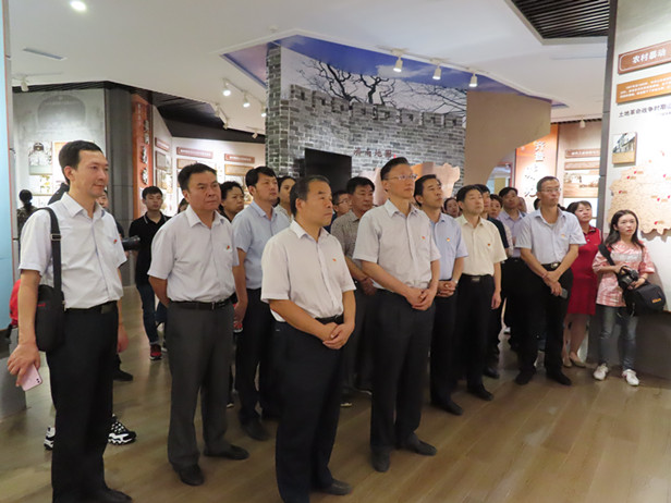区人大常委会机关党支部组织全体党员干部到山东省党史陈列馆、解放阁接受革命传统教育