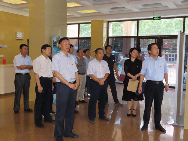 区人大常委会机关党支部组织全体党员干部到山东省党史陈列馆、解放阁接受革命传统教育