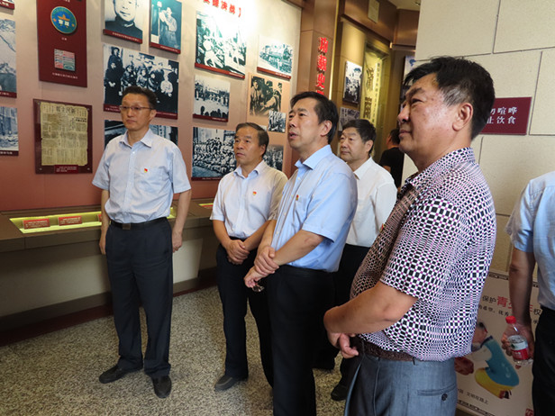 区人大常委会机关党支部组织全体党员干部到山东省党史陈列馆、解放阁接受革命传统教育