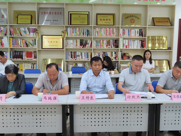 区人大常委会主任孟宪伟带队调研老旧小区加装保温层后房屋漏水问题