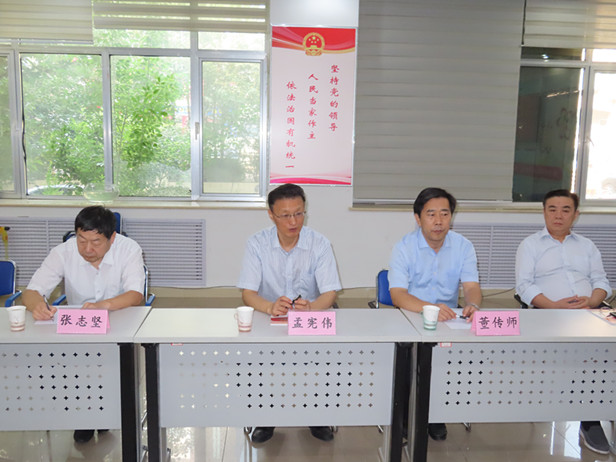 区人大常委会主任孟宪伟带队调研老旧小区加装保温层后房屋漏水问题