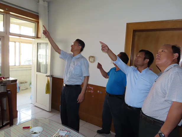 区人大常委会主任孟宪伟带队调研老旧小区加装保温层后房屋漏水问题