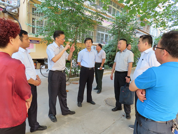 区人大常委会主任孟宪伟带队调研老旧小区加装保温层后房屋漏水问题