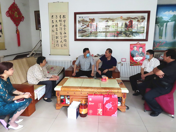 区人大常委会主任孟宪伟走访慰问所联系的建档立卡贫困户
