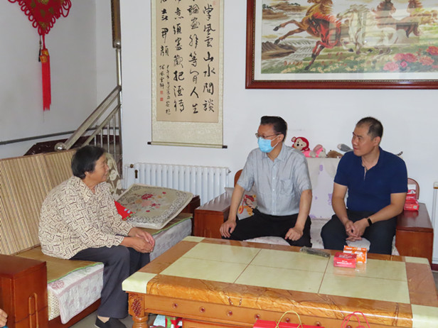 区人大常委会主任孟宪伟走访慰问所联系的建档立卡贫困户