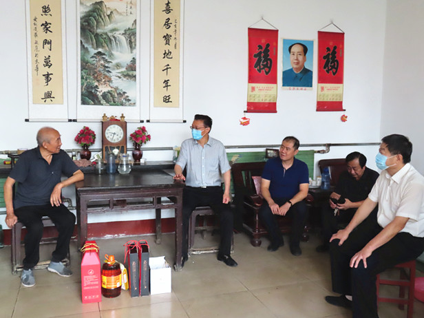 区人大常委会主任孟宪伟走访慰问所联系的建档立卡贫困户
