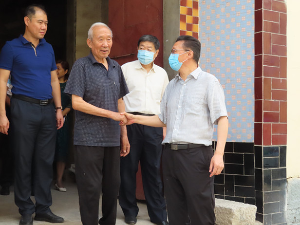 区人大常委会主任孟宪伟走访慰问所联系的建档立卡贫困户