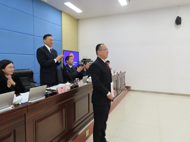 区十八届人大常委会召开第33次会议