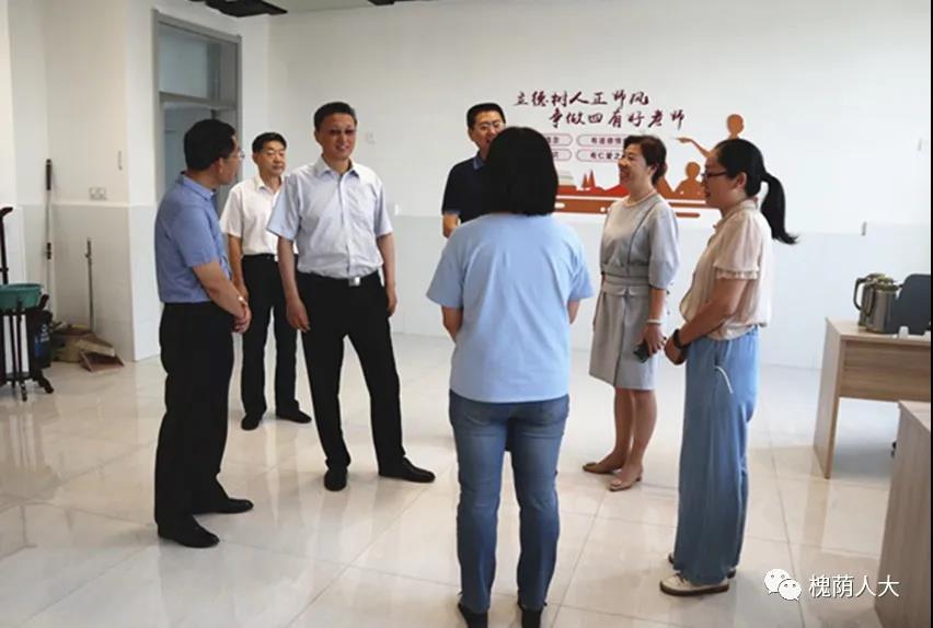 行走美丽校园，致敬辛勤园丁 ——孟宪伟主任走访慰问槐荫区医学中心实验学校
