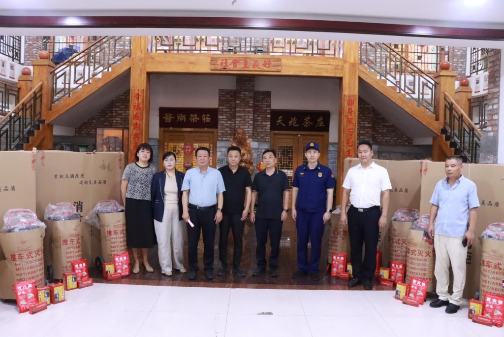 区人大常委会副主任陈锐参加微型消防站捐赠仪式