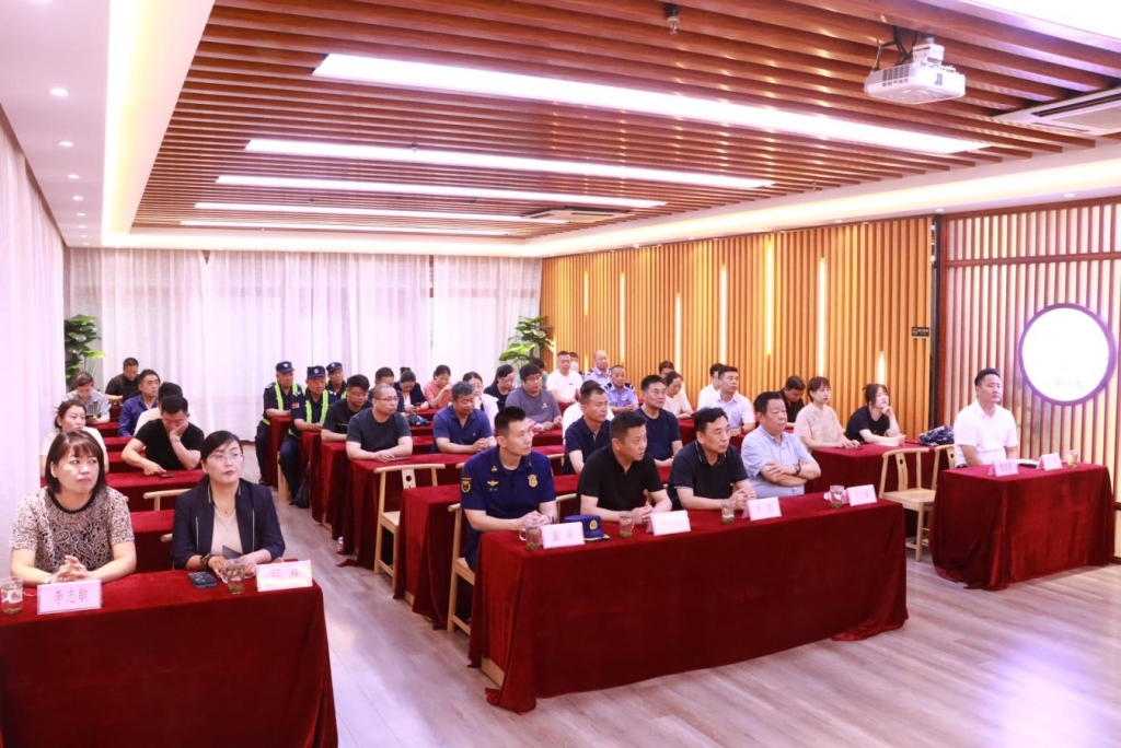 区人大常委会副主任陈锐参加微型消防站捐赠仪式