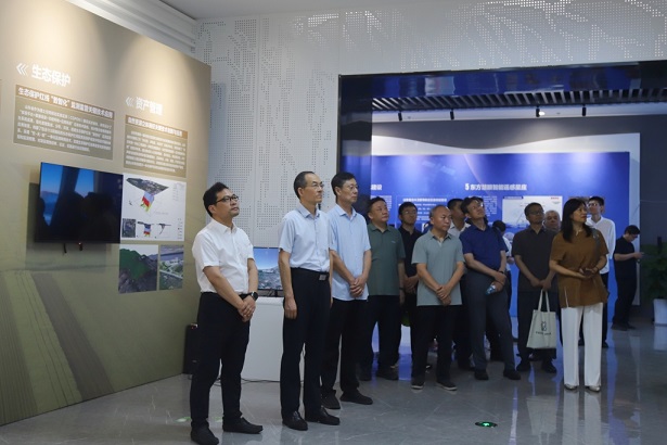 槐荫区人大常委会组织部分住区市人大代表参观“自然资源科技成果科普巡展”